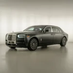 Rolls-Royce Phantom davanti a una villa storica italiana