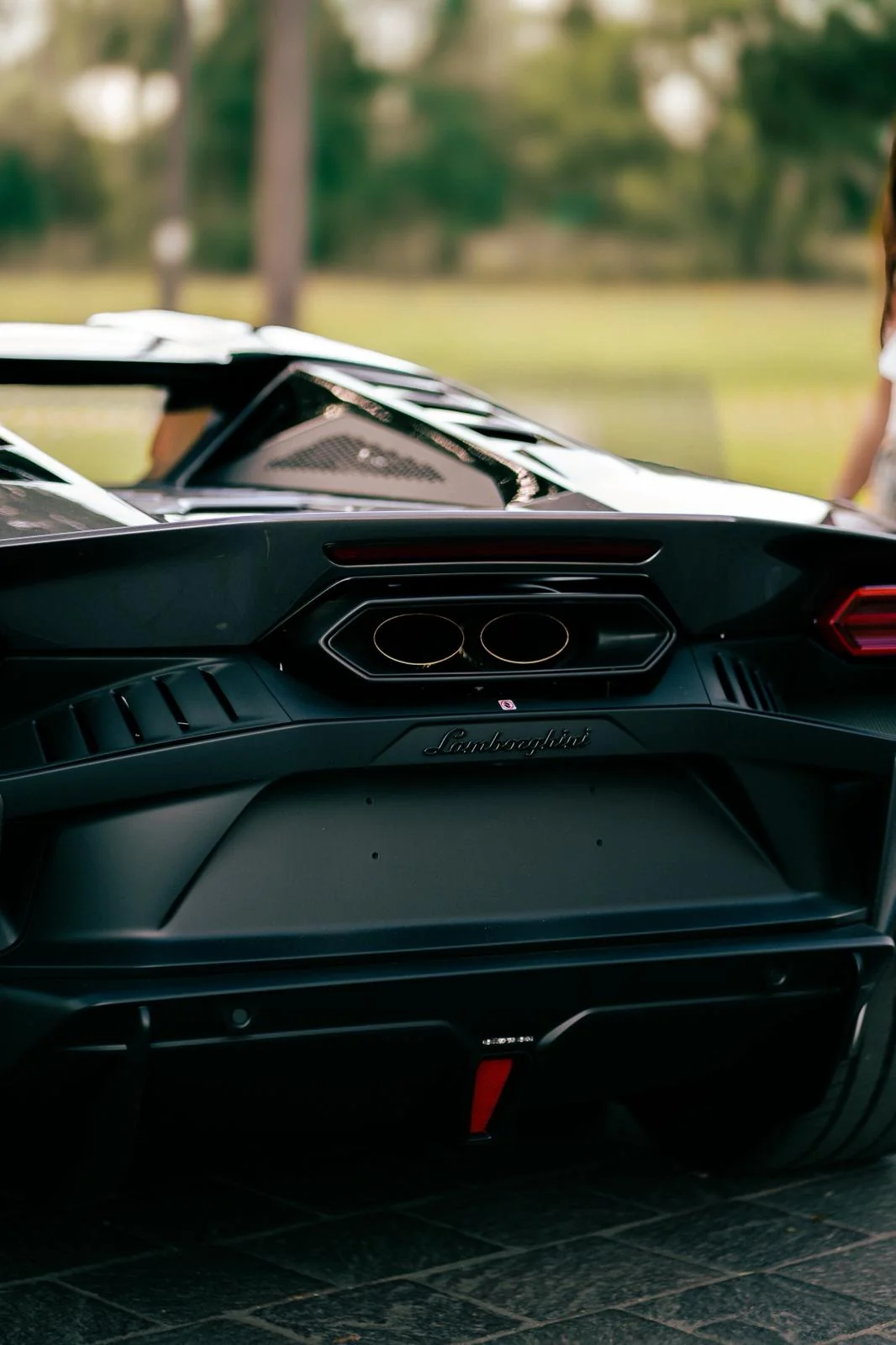 Dettaglio del posteriore e degli scarichi centrali della Lamborghini Temerario della flotta GC Auto