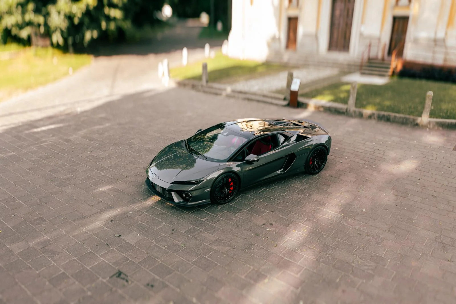 Lamborghini Temerario a noleggio con GC Auto, vista frontale dall'alto in un borgo storico