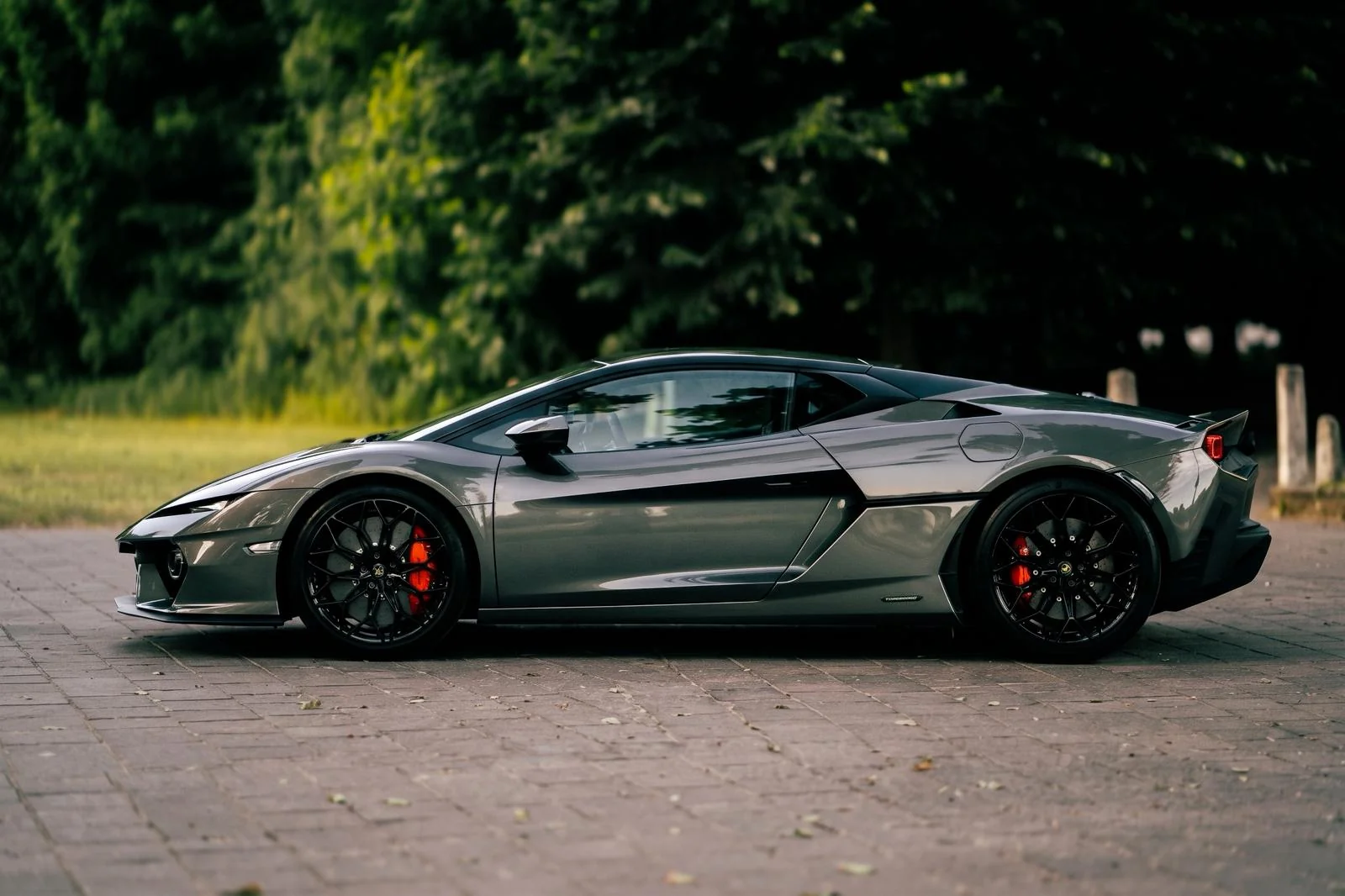 Profilo laterale della Lamborghini Temerario disponibile a noleggio con GC Auto, cerchi neri e pinze freno rosse
